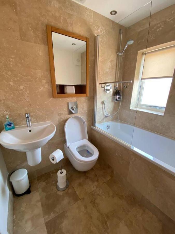 Apartemen Immaculate 2-bed In Centre